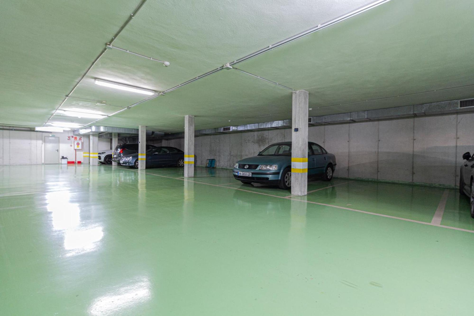 Amazing In The Modern Coruna Building, Near The Beach, Pool & Garage Apartment *